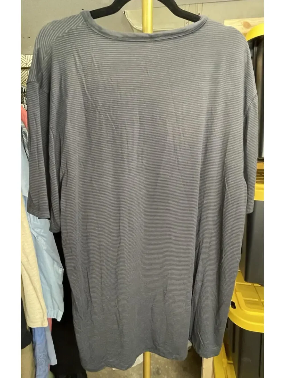 Vuori T Shirt Mens XL Linear Tech Gray Striped Pocket Lightweight Crew Tee